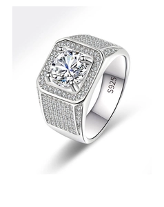 Vue détaillée de l'anneau en argent sterling S925 avec sertissage pavé de zircons