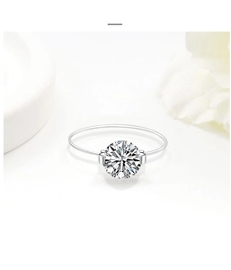 Makroaufnahme S925 Silberring mit rundem Moissanit-Edelstein in minimalistischer Fassung