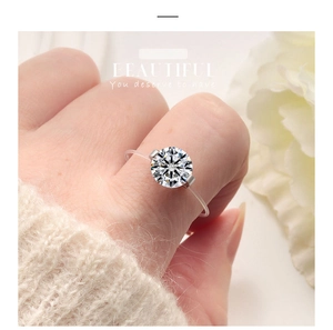 Detail eines schwebenden Moissanit-Rings mit transparentem unsichtbarem Band