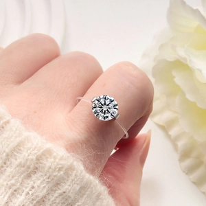 S925 Sterling Silber Moissanit Ring mit unsichtbarem Band an der Hand des Modells