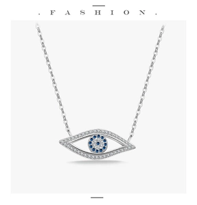 Dettaglio del ciondolo occhio del male in argento S925 con zirconi blu e bianchi