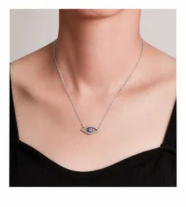 Dettaglio della collana con ciondolo Malocchio con zaffiro blu e zirconi bianchi su modella