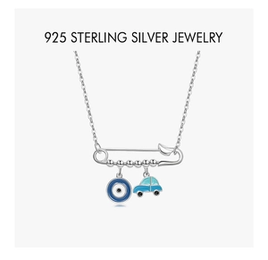 Dettaglio della collana a spilla in argento 925 con ciondoli occhio di Allah e auto blu