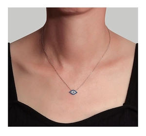 Dettaglio del ciondolo occhio azzurro in argento S925 con cristalli e pietre preziose