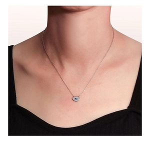 Collana in argento S925 con ciondolo occhio blu scintillante indossata da modella