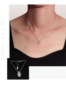 Dettaglio della collana Hamsa in argento S925 con gemma blu e diamanti scintillanti