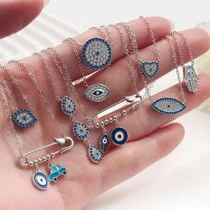 Collana a spilla da balia in argento S925 con mano di Fatima e malocchio blu