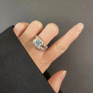 Classic S925 sterling silver men's moissanite ring with round brilliant cut center stone