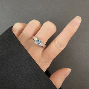Close-up of a men's 925 silver ring featuring a brilliant-cut moissanite on a model hand