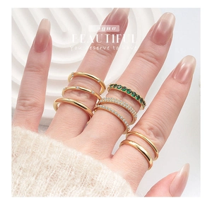 Nahaufnahme eines S925 Silber Ringsets mit Smaragd und Zirkonia Steinen an der Hand