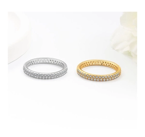 Detailansicht zweireihiger Pavé-Ewigkeitsringe in Silber und Gold mit Zirkonia