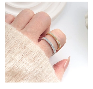Detail von s925 Silberringen mit Pavé-Zirkonia am Finger für den Lagen-Look