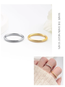 Detail der S925-Sterlingsilber-Stempelung auf minimalistischen Stapelringen in Gold und Silber