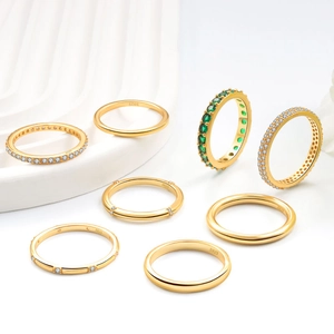 7er Set S925 Sterlingsilber Stapelringe mit grünen und weißen Steinen in Gold-Finish