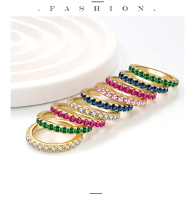 Dettaglio di anelli a fascia in argento S925 dorato con zirconi colorati a giro
