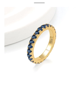 Dettaglio dell'anello in argento S925 con zirconi blu scuro e marchio sul metallo
