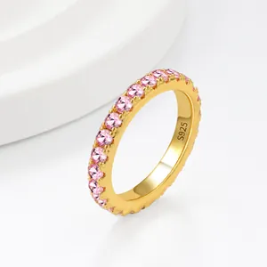Dettaglio dell'anello in argento S925 con pavé di zirconi rosa e finitura dorata