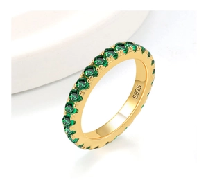 Dettaglio ravvicinato di un anello in argento sterling S925 con zirconi verde smeraldo