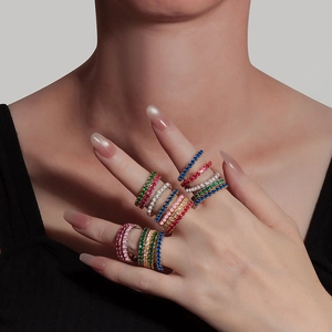 Eleganti anelli eternity in argento sterling S925 con zirconi colorati indossati sulla mano