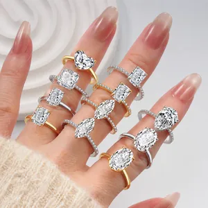 Nahaufnahme von S925 Sterling Silber Ringen mit verschiedenen Zirkonia Schliffen an der Hand