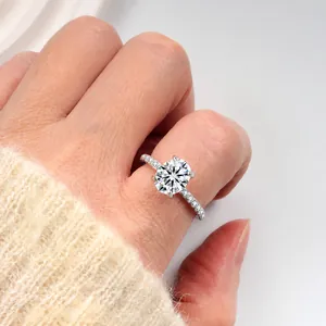 Anillo de plata S925 con piedra redonda grande usado en la mano con un suéter de punto beige