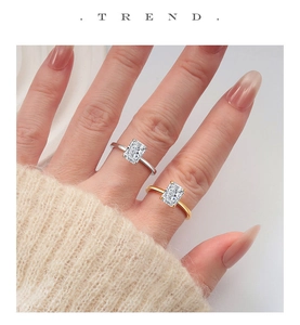 Dettaglio di eleganti anelli in zircone taglio quadrato su modella in oro e argento