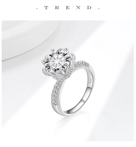 Dettaglio del marchio S925 in argento e della montatura a petalo sull'anello moissanite