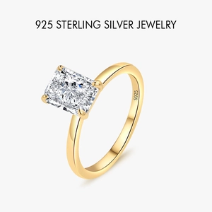 Anello in argento S925 dorato con un grande zircone rettangolare dal taglio radiant