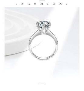 Macro-opname van een klassieke ring met zes klauwen en een briljante moissanietsteen