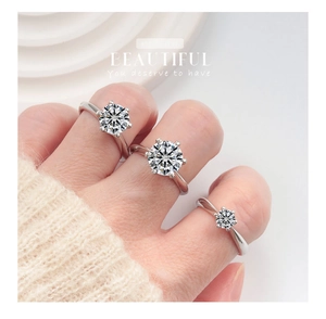 Gedetailleerde vergelijking van 0,5ct tot 5ct moissanite ringen met zespoot zilverzetting