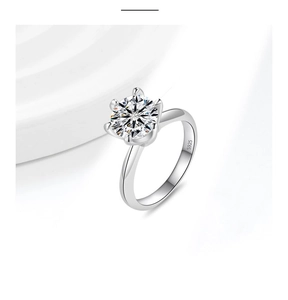 Gedetailleerde weergave van het S925-merk en de zes-klauw zetting van de moissanite