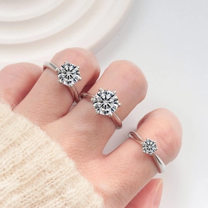 S925 zilveren ringen met drie maten ronde moissanite gedragen op de hand