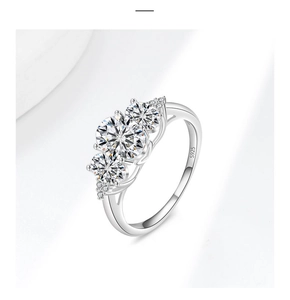 Vista dettagliata del marchio S925 su anello in argento sterling a tre pietre
