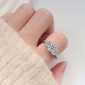 Anello di lusso in argento 925 con tre pietre moissanite tonde sulla mano