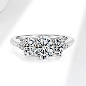 Anello classico in argento sterling 925 con tre moissaniti ovali e pietre laterali