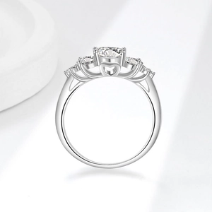 Elegante anello moissanite ovale 2CT in argento 925 con cinque pietre e dettaglio cuore