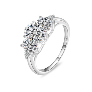 Anello in moissanite 2CT in argento sterling 925 con design a tre pietre su sfondo bianco