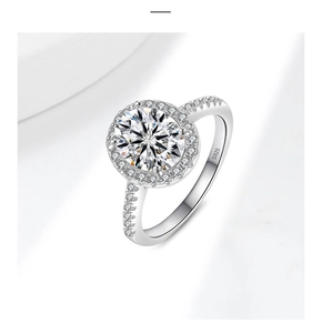 Vue détaillée du poinçon S925 sur bague en argent avec moissanite ovale halo