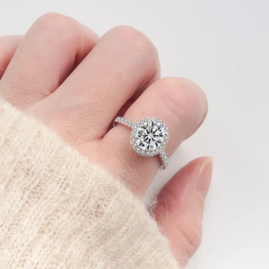 Bague halo scintillante en argent S925 avec une pierre de moissanite ronde brillante