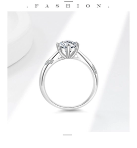 Détail d'une bague classique à six griffes en argent avec un diamant scintillant