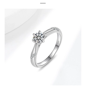 Gros plan du poinçon S925 sur une bague en argent poli avec diamant à six griffes