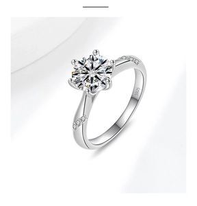 Gros plan du poinçon S925 sur une bague solitaire classique à six griffes en argent