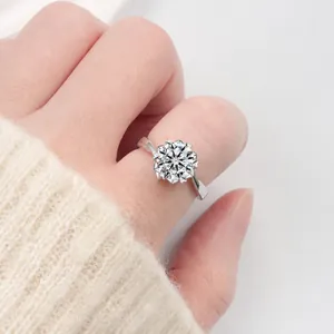 Vue macro d'une bague en argent 925 à anneau torsadé et moissanite étincelante en flocon