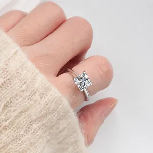 Nahaufnahme eines Moissanit-Rings im Prinzess-Schliff mit klassischer Vier-Krallen-Fassung