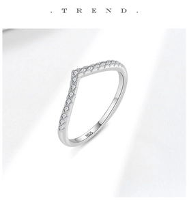 Close-up of S925 sterling silver V-shape ring with sparkling zircon and hallmark detail