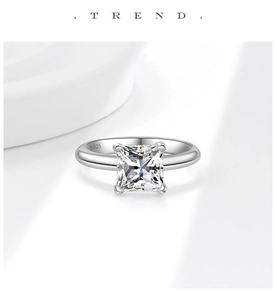 Detailansicht eines Rings aus S925 Sterlingsilber mit einem quadratischen Edelstein