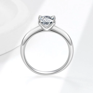 S925 Sterlingsilber Ring mit klassischem 4-Krallen-Moissanit-Stein auf weißem Ständer