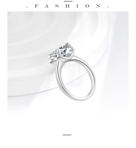 Detail macroweergave van de S925 sterling zilveren ring met klassieke U-vormige zetting