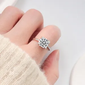 Makroaufnahme eines klassischen Moissanit-Rings mit Vier-Krallen-Fassung an einer Frauenhand