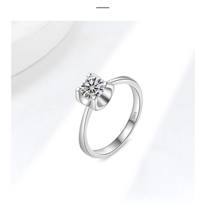 Detail van een S925 zilveren ring met de klassieke zetting met vier poten voor moissaniet